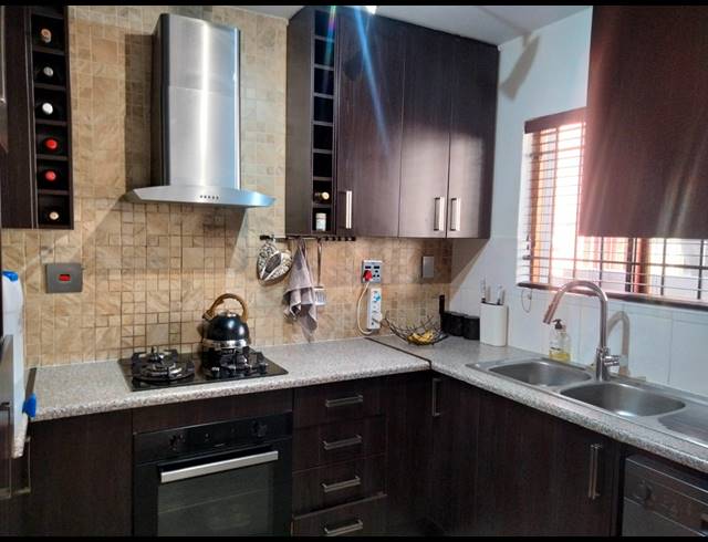3 BEDROOM TOWNHOUSE FOR SALE IN SUNDOWNER